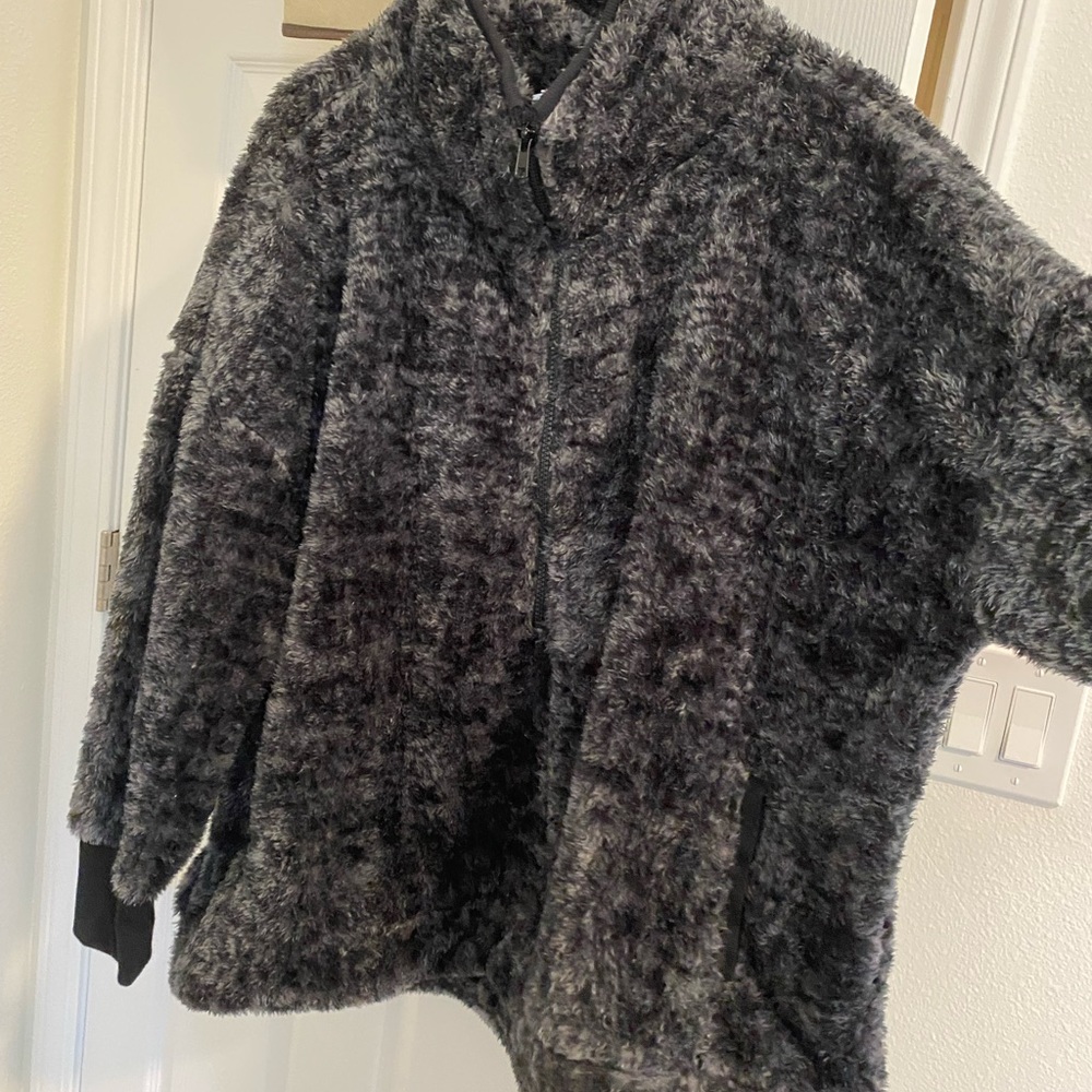 Lula Roe Nancy Pullover